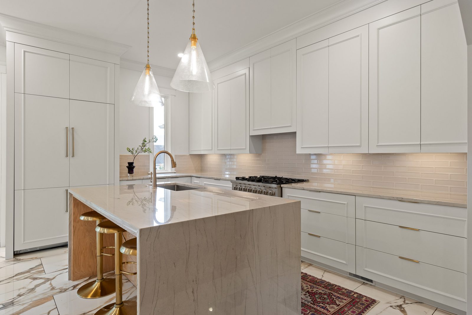 Custom Cabinets & Kitchens